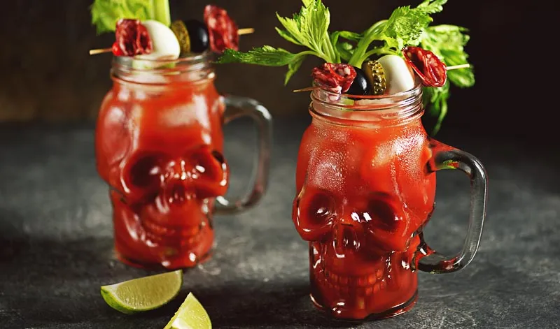 Eine blutrote Bloody Mary, der würzige und kalorienarme Halloween Cocktail.