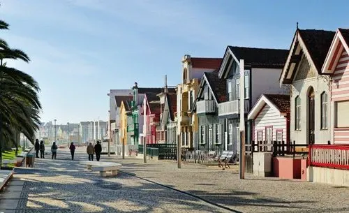 Eine bunte Gondel auf einem Kanal in Aveiro, Portugal