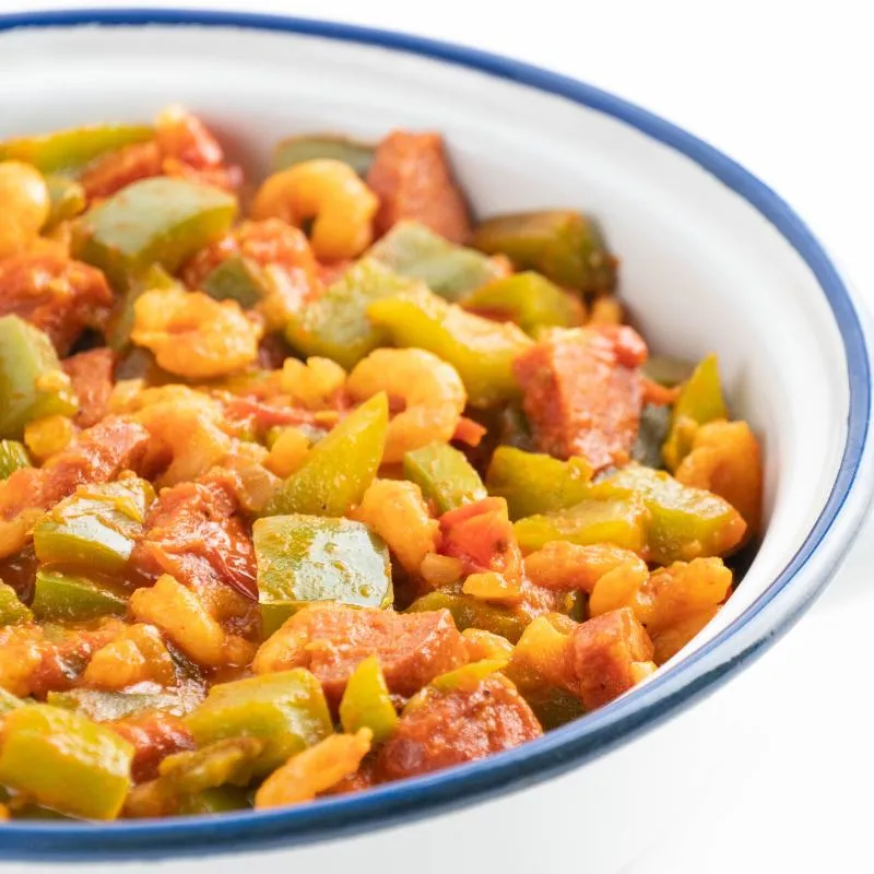 Eine bunte Keto Chorizo-Frühstückspfanne mit Gemüse und Garnelen, eine herzhafte Option ohne Eier.