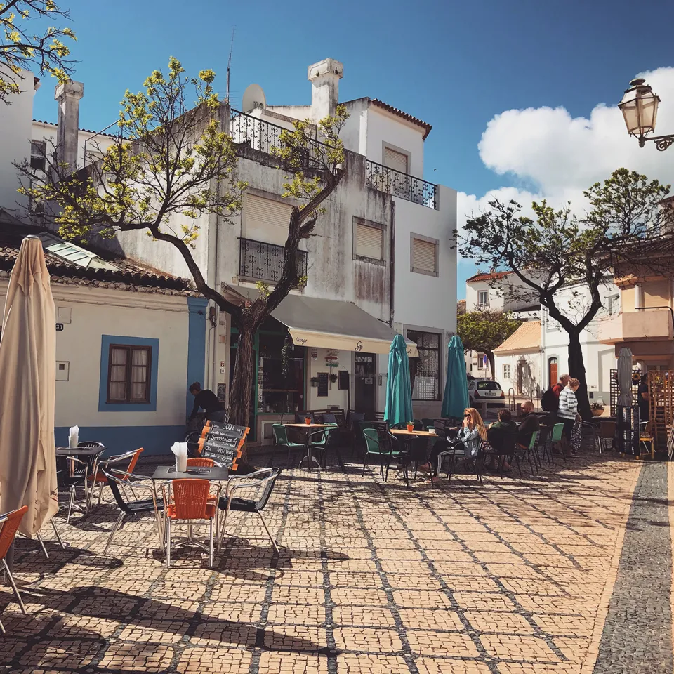 Eine charmante Cafékulisse mit Außenbereich, Tischen und Stühlen, ideal zum Entspannen