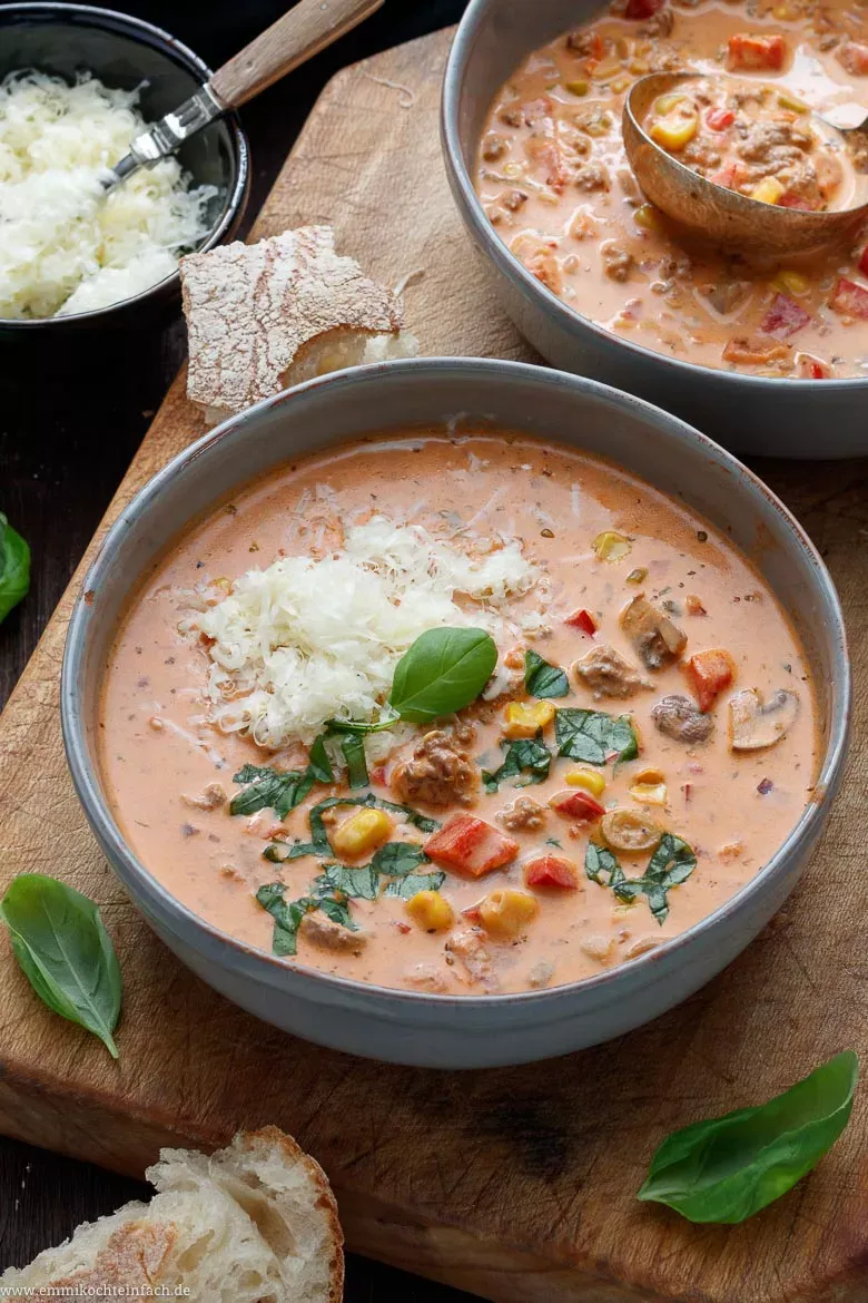 Eine dampfende Schüssel Pizza-Suppe, bereit zum Genuss