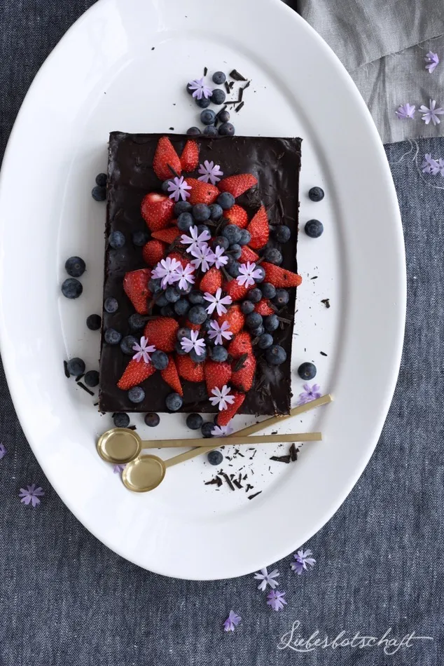 Eine dekorierte Kalte Hundeschnauze mit frischen Beeren und Blüten