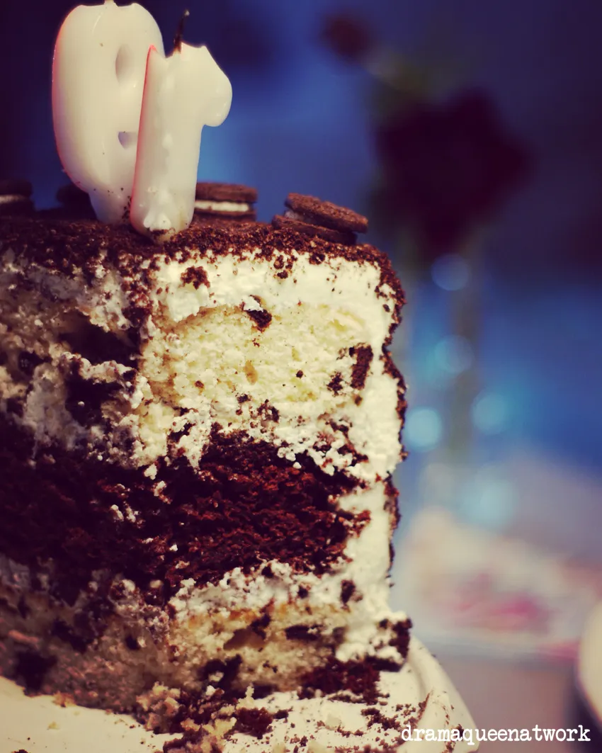 Eine detailreich verzierte Torte als Inspiration für Geburtstagsfeiern