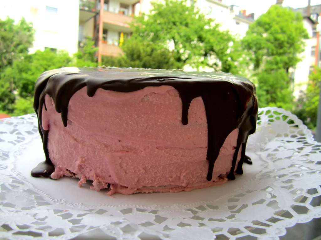 Eine Dripping-Torte mit dunklem Schokoladenüberzug, der an den Seiten herunterläuft