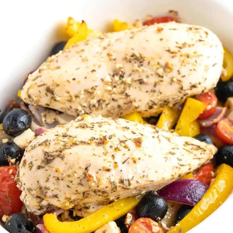 Eine einfache Hähnchenbrust aus dem Ofen (griechische Art) für ein kohlenhydratarmes Abendessen