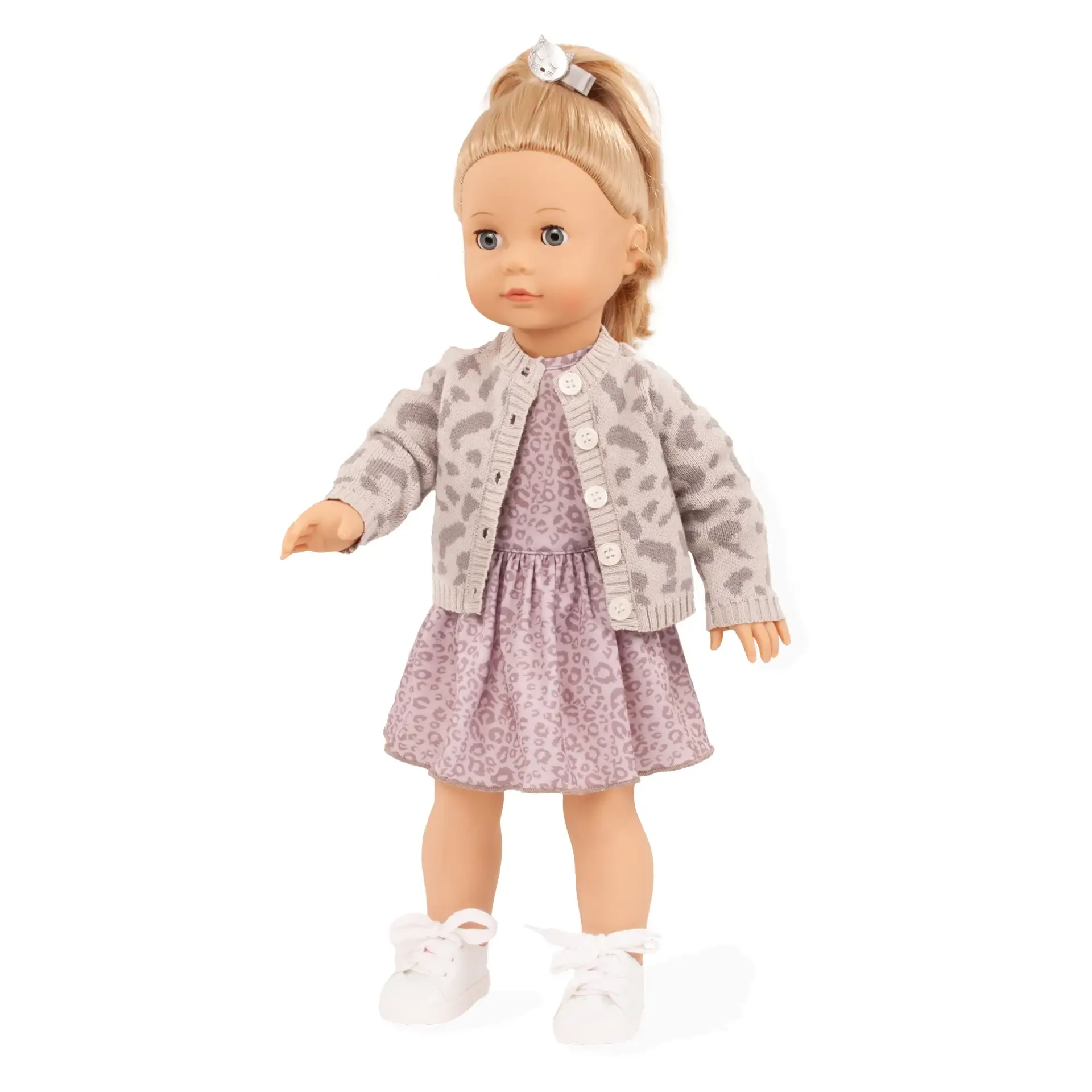 Eine elegante graue Katze beobachtet das Treiben in einer historischen deutschen Altstadtgasse