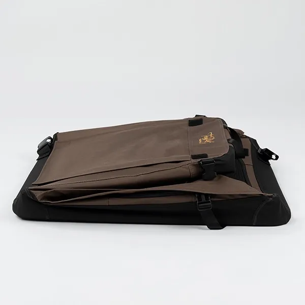 Eine faltbare Hundebox TPX-Pro wird schnell und einfach zusammengeklappt, um Platz zu sparen