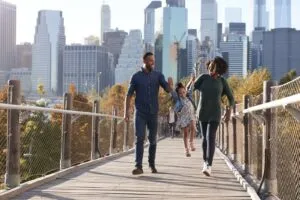 Eine Familie mit Kindern auf dem Times Square in New York City, zeigt die familienfreundliche Seite der New York City Reisetipps.