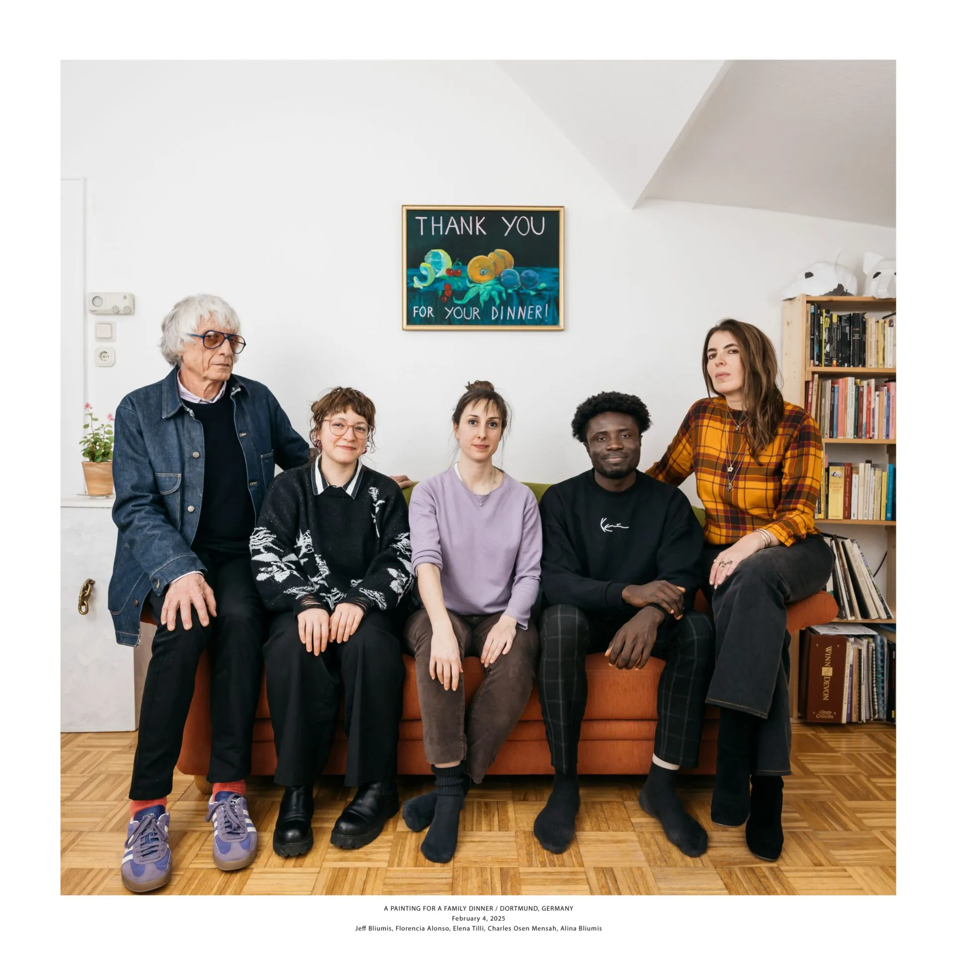 Eine Familie sitzt bei einem gemeinsamen Abendessen zusammen, ein zentraler Aspekt der deutschen Ess- und Trinkkultur.