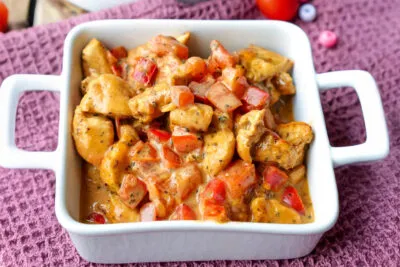 Eine farbenfrohe Hähnchen-Paprika-Pfanne frisch zubereitet, bereit für den schnellen Genuss im deutschen Familienalltag.