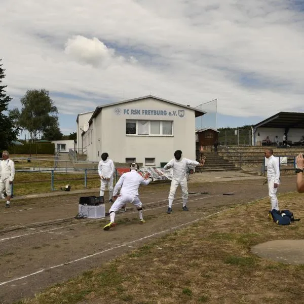 Eine Fechterin in voller Montur