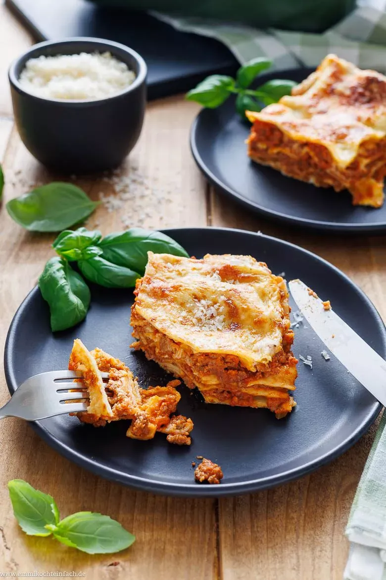 Eine fertig portionierte Lasagne auf einem Teller, bereit zum Servieren.