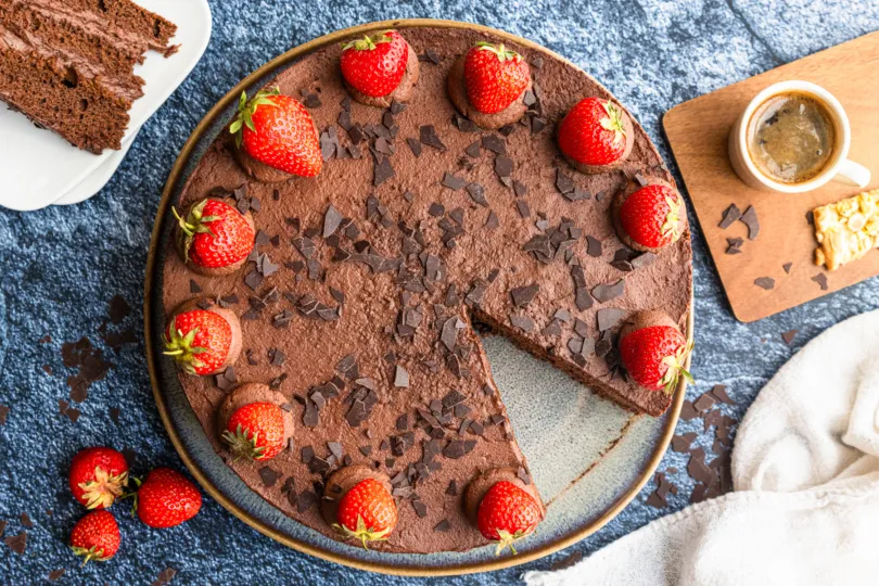 Eine fertige Schokosahnetorte im Kühlschrank