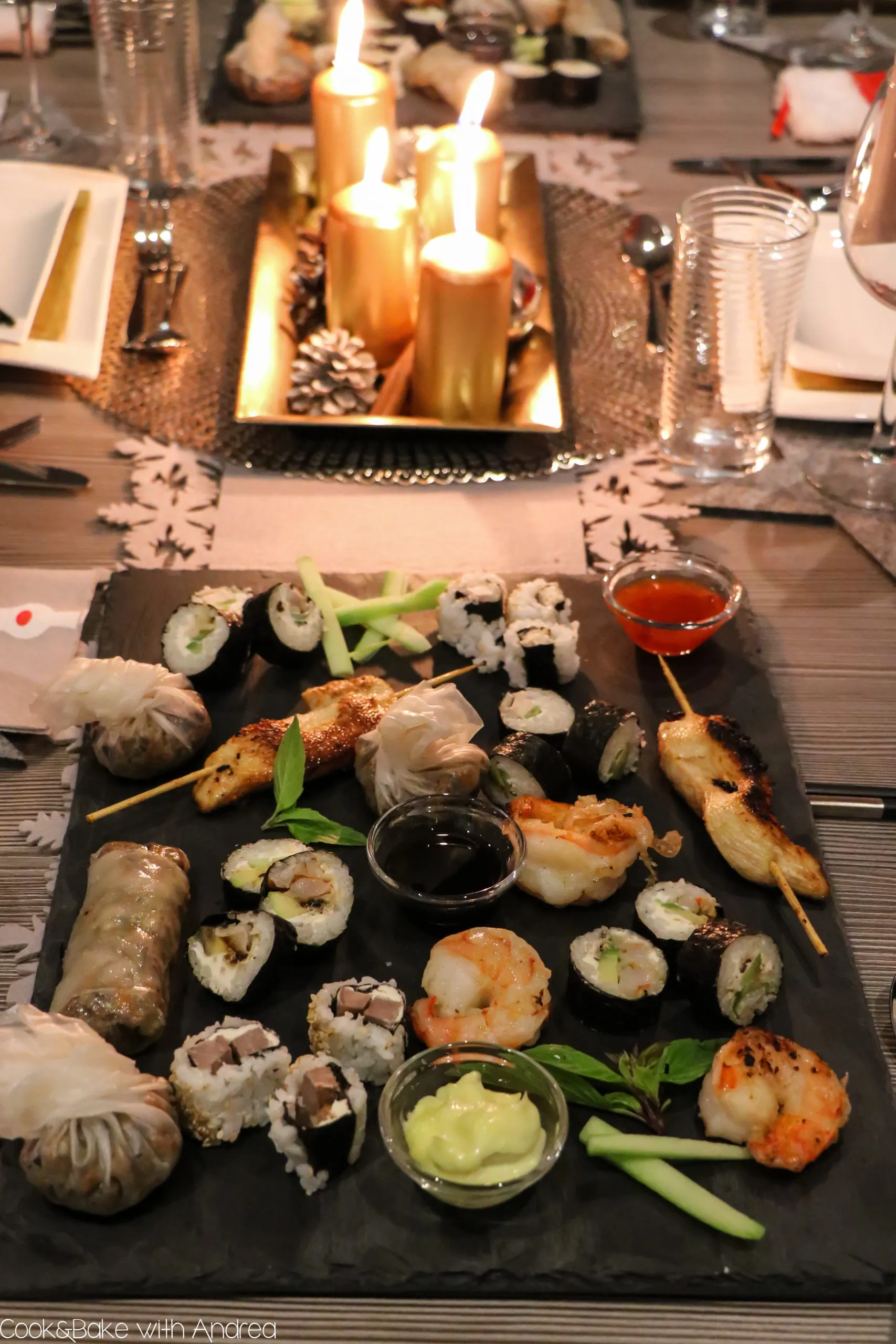 Eine festlich angerichtete Auswahl verschiedener asiatischer Vorspeisen, darunter Sushi und gebackene Garnelen, ideal für ein deutsches Weihnachtsmenü.