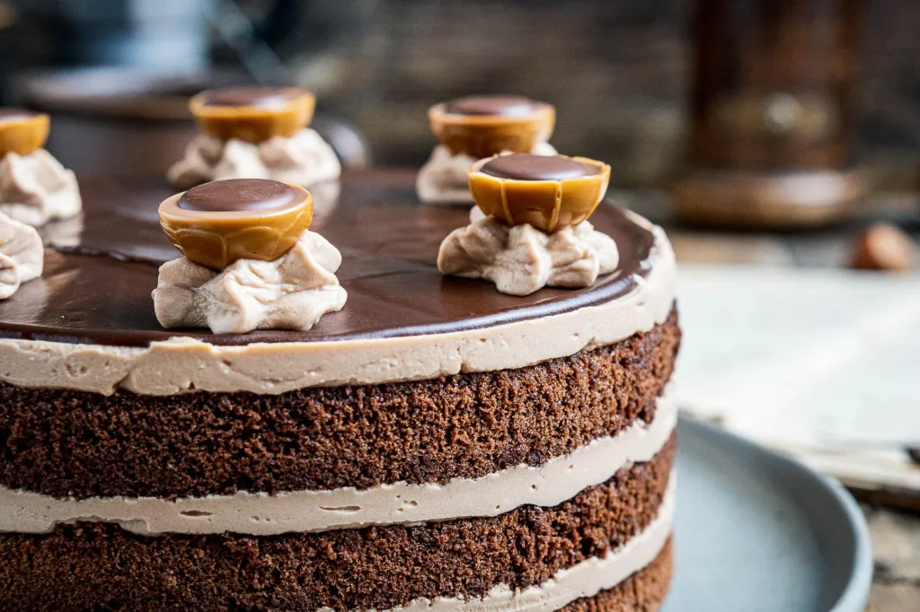 Eine festlich dekorierte Toffifee Geburtstagstorte bereit zum Servieren auf einem Kuchenständer