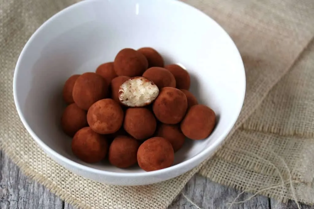 Eine festliche Anordnung von frisch zubereiteten Marzipankartoffeln, perfekt für die Weihnachtszeit und als süßer Genuss