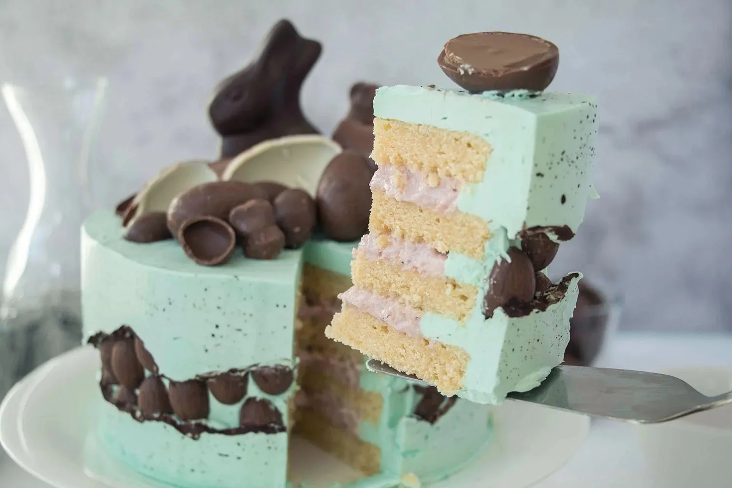 Eine festliche Fault Line Ostertorte, fertig dekoriert und bereit zum Servieren am Ostertisch.