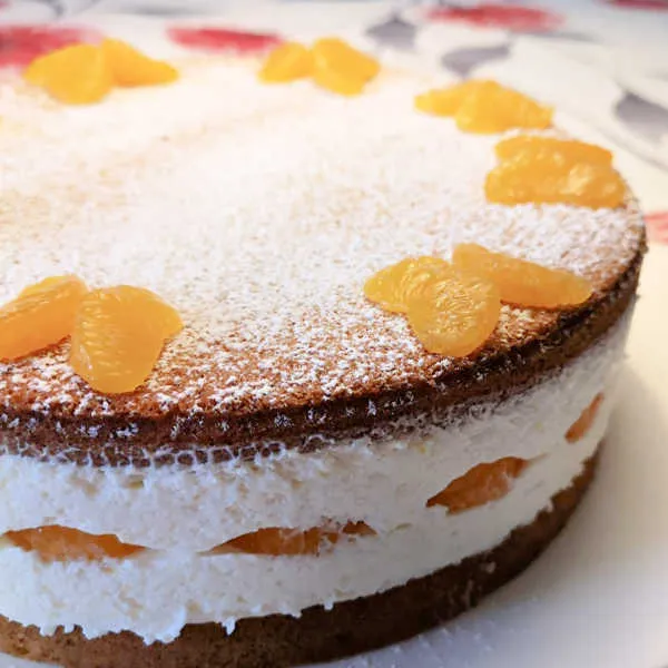 Eine festliche Quark-Sahnetorte mit Mandarinen und Beeren für besondere Anlässe
