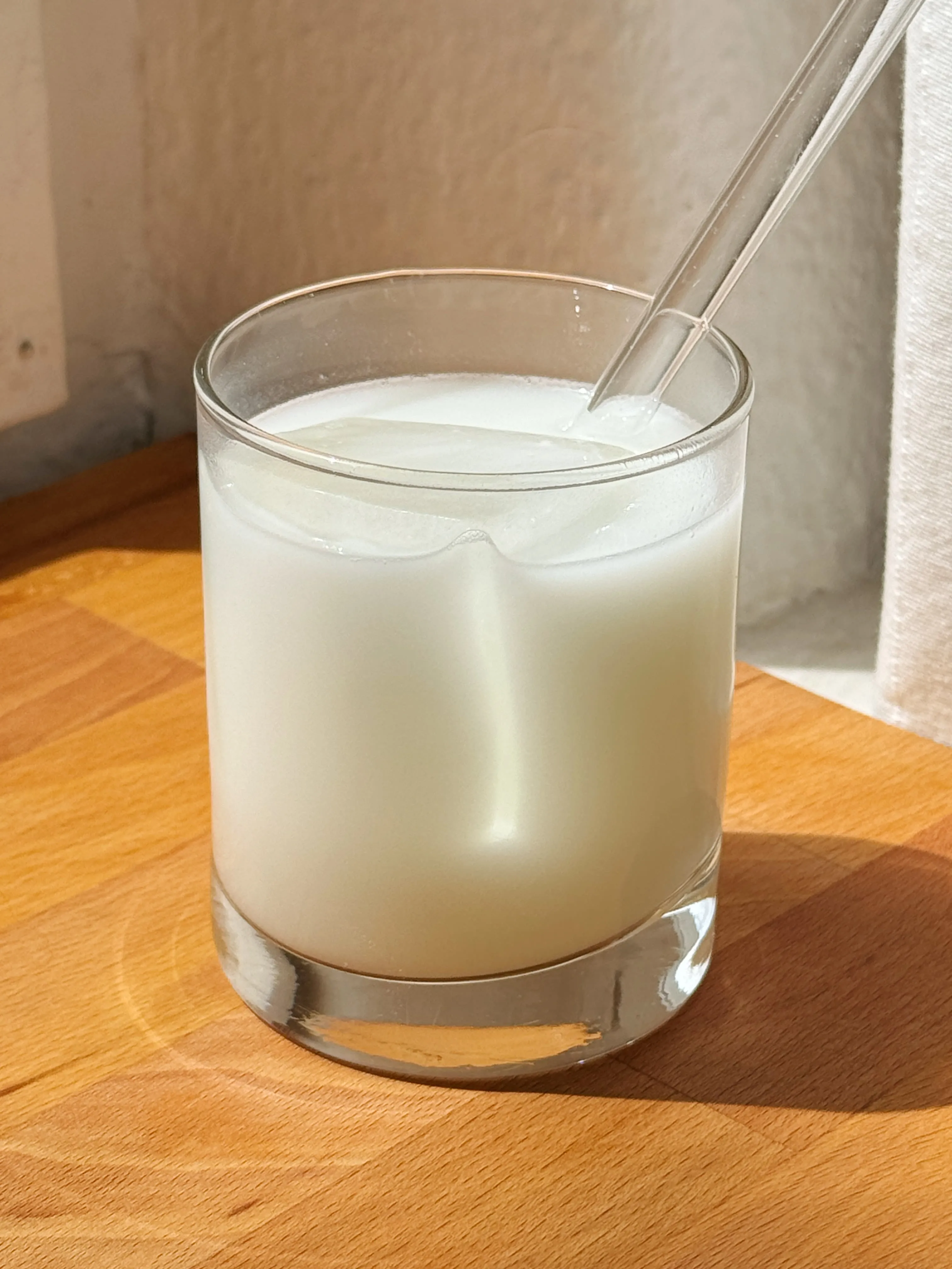 Eine Flasche Chabeso, die unscheinbar wirkt, aber ein außergewöhnliches Geschmackserlebnis verspricht.