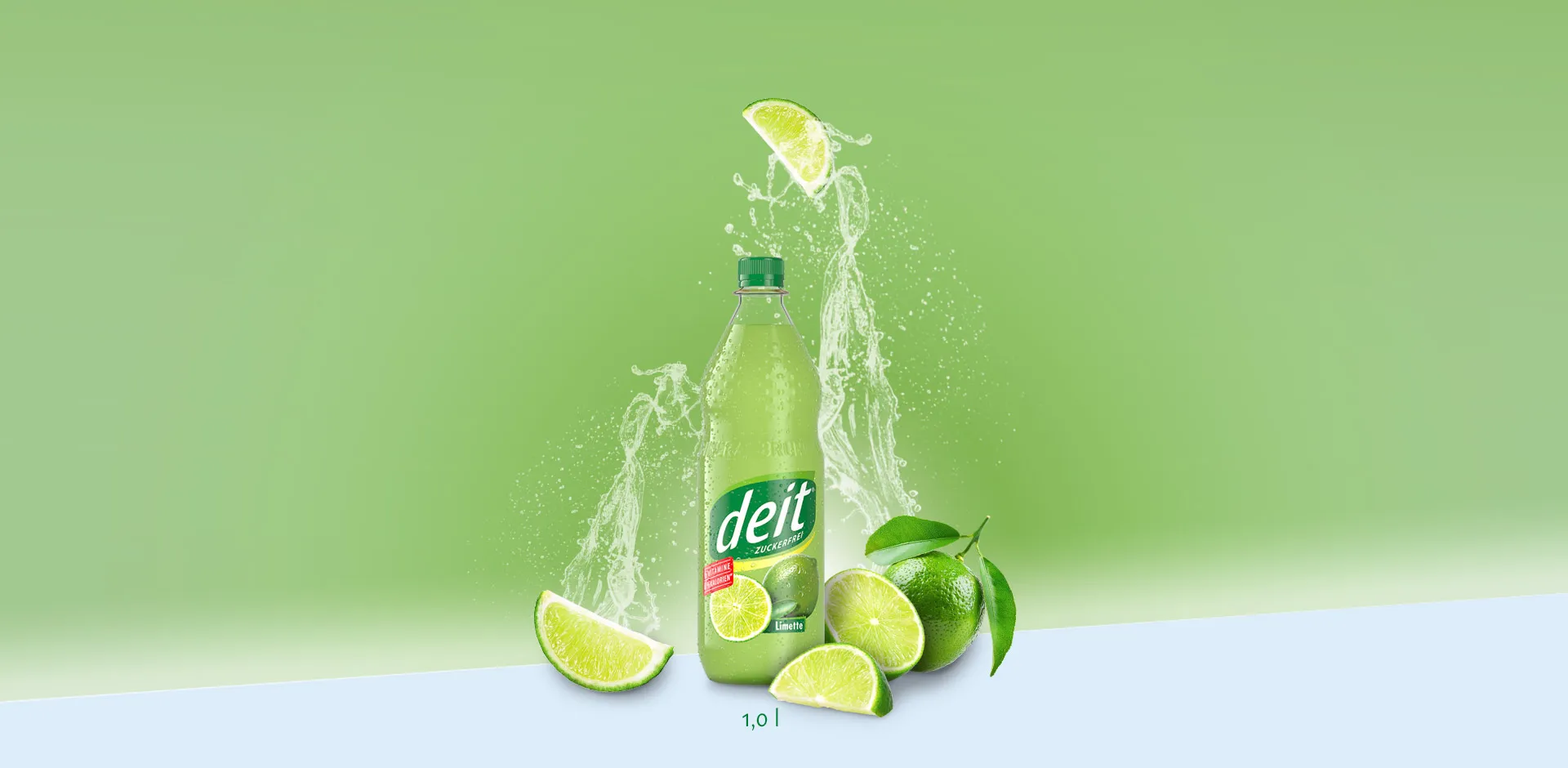 Eine Flasche DEIT Limette umgeben von Limetten und Eiswürfeln. Der Alt-Text lautet: Erfrischende Limetten-Note: DEIT Limette bietet spritzigen Genuss und versetzt dich in Urlaubsstimmung – zuckerfrei und kalorienarm.