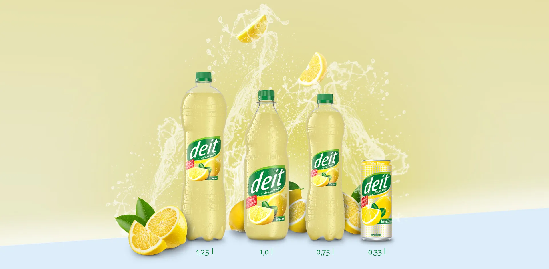 Eine Flasche DEIT Zitrone vor einem Hintergrund aus Zitronen. Der Alt-Text lautet: DEIT Zitrone: Die perfekte zuckerfreie Durstlöscher-Alternative mit dem feinherben Geschmack frischer Zitronen, ideal für jede Gelegenheit.