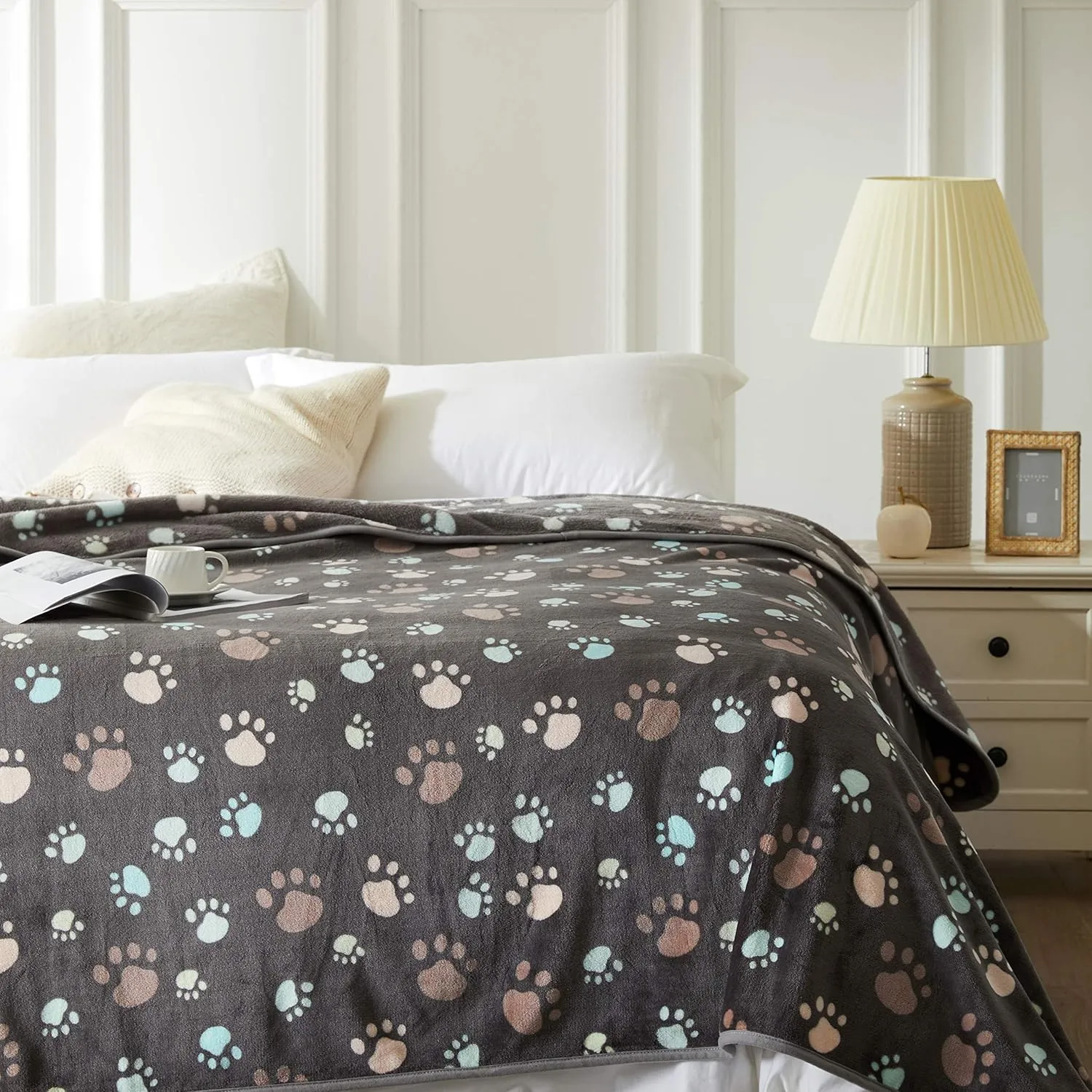 Eine flauschige, graue Allisandro Katzendecke, die zum Einkuscheln einlädt.