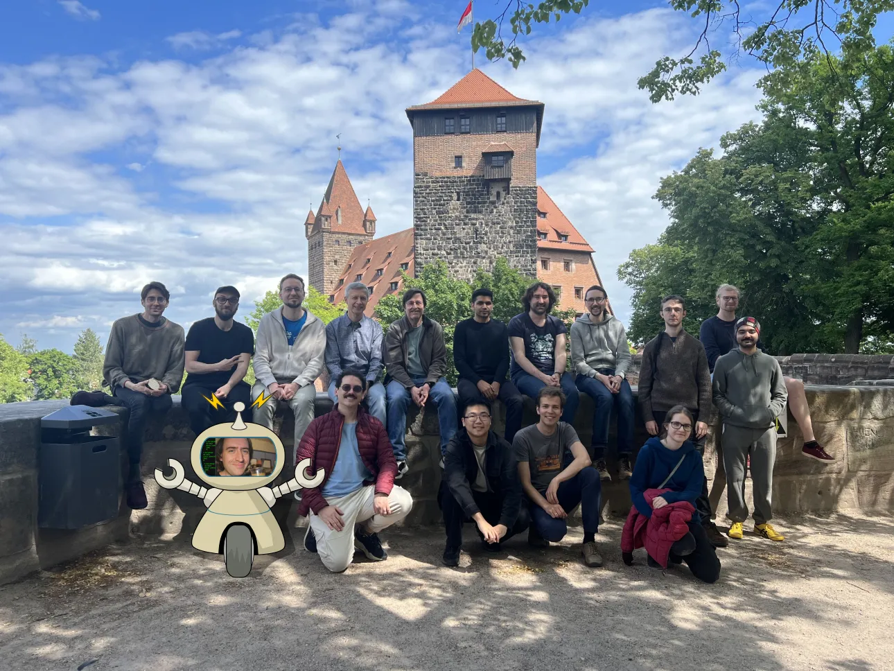 Eine Foto von den Teilnehmern des Inkscape Summit in Nürnberg, Deutschland, vor der Jugendherberge