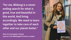 Eine Frau hält ein Bildung-Schild in einer städtischen Umgebung