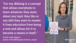 Eine Frau hält ein Bildung-Schild mit einem Lächeln