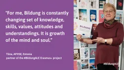 Eine Frau hält ein Bildung-Schild mit einem nachdenklichen Ausdruck