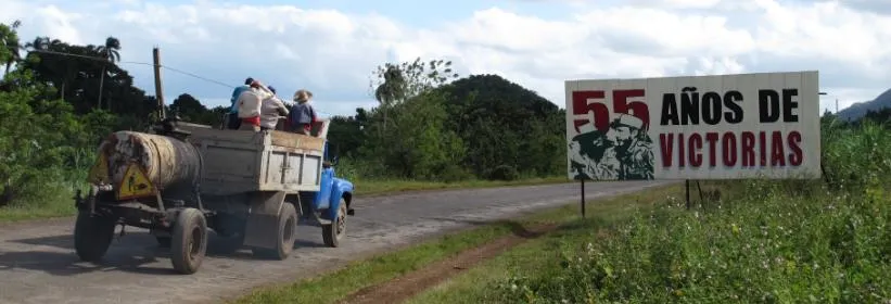 Eine Frau serviert das Frühstück in einer Casa Particular in Kuba.