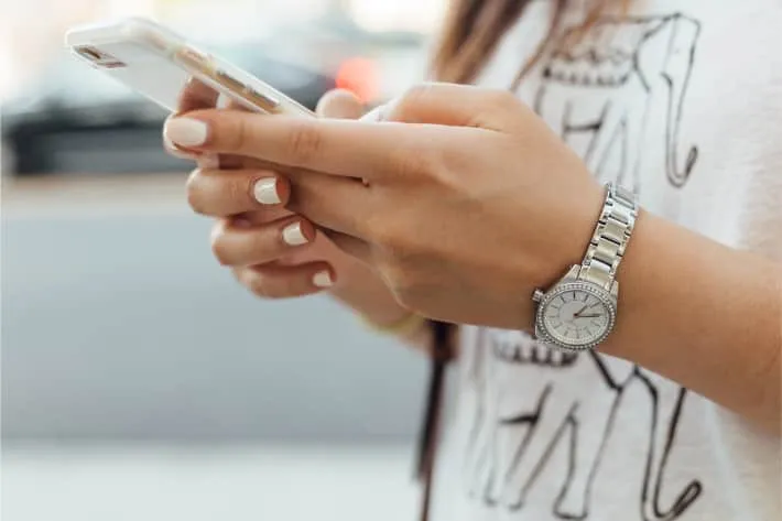 Eine Frau sucht auf ihrem iPhone nach iPhone-Viren.