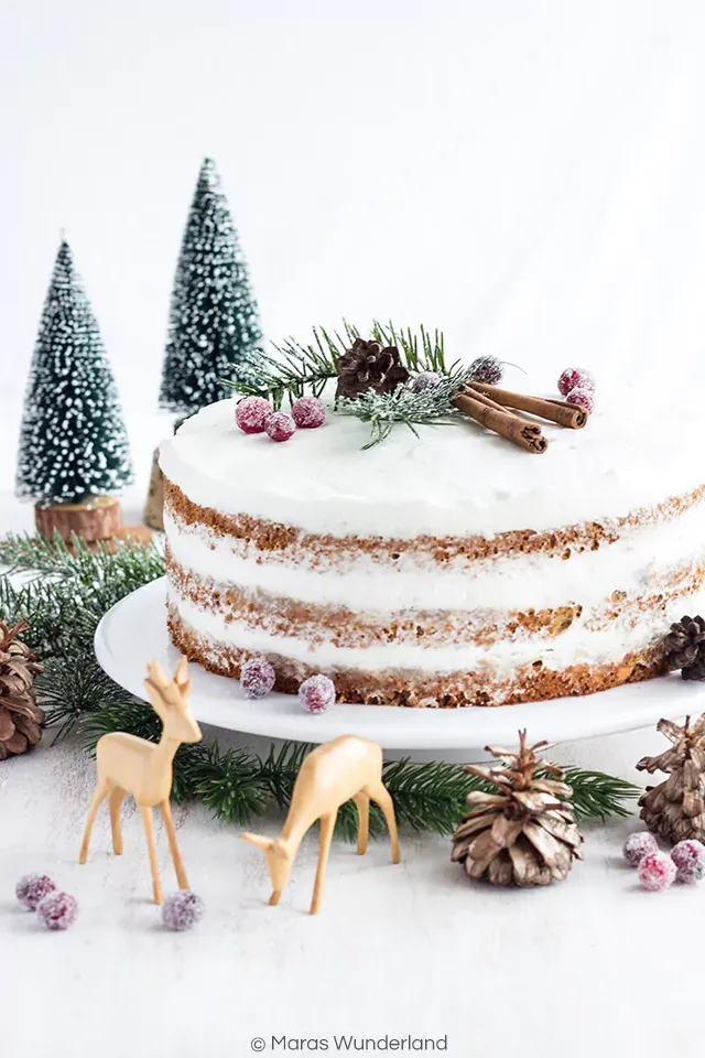Eine frisch gebackene Apfel Weihnachtstorte mit Puderzucker bestreut, perfekt für die Festtage.