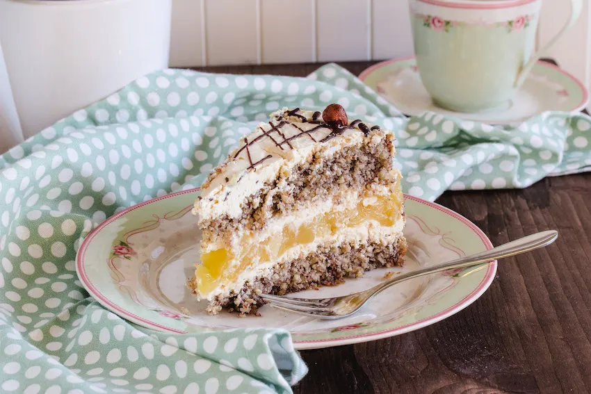 Eine frisch gebackene glutenfreie Apfel-Nuss-Torte bereit zum Servieren