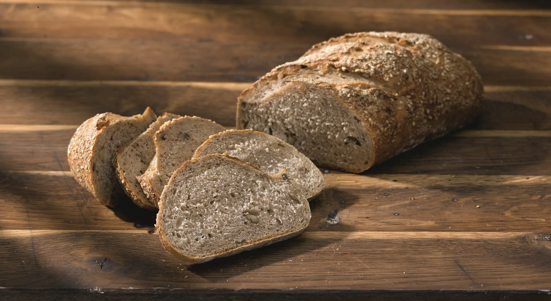 Eine frisch gebackene Kartoffel-Nuss-Stange mit sichtbaren Nüssen