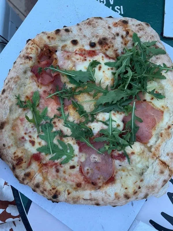 Eine frisch gebackene Pizza vom Pizza-Festival in Zagreb, ideal für Liebhaber authentischer Pizza in Zagreb.