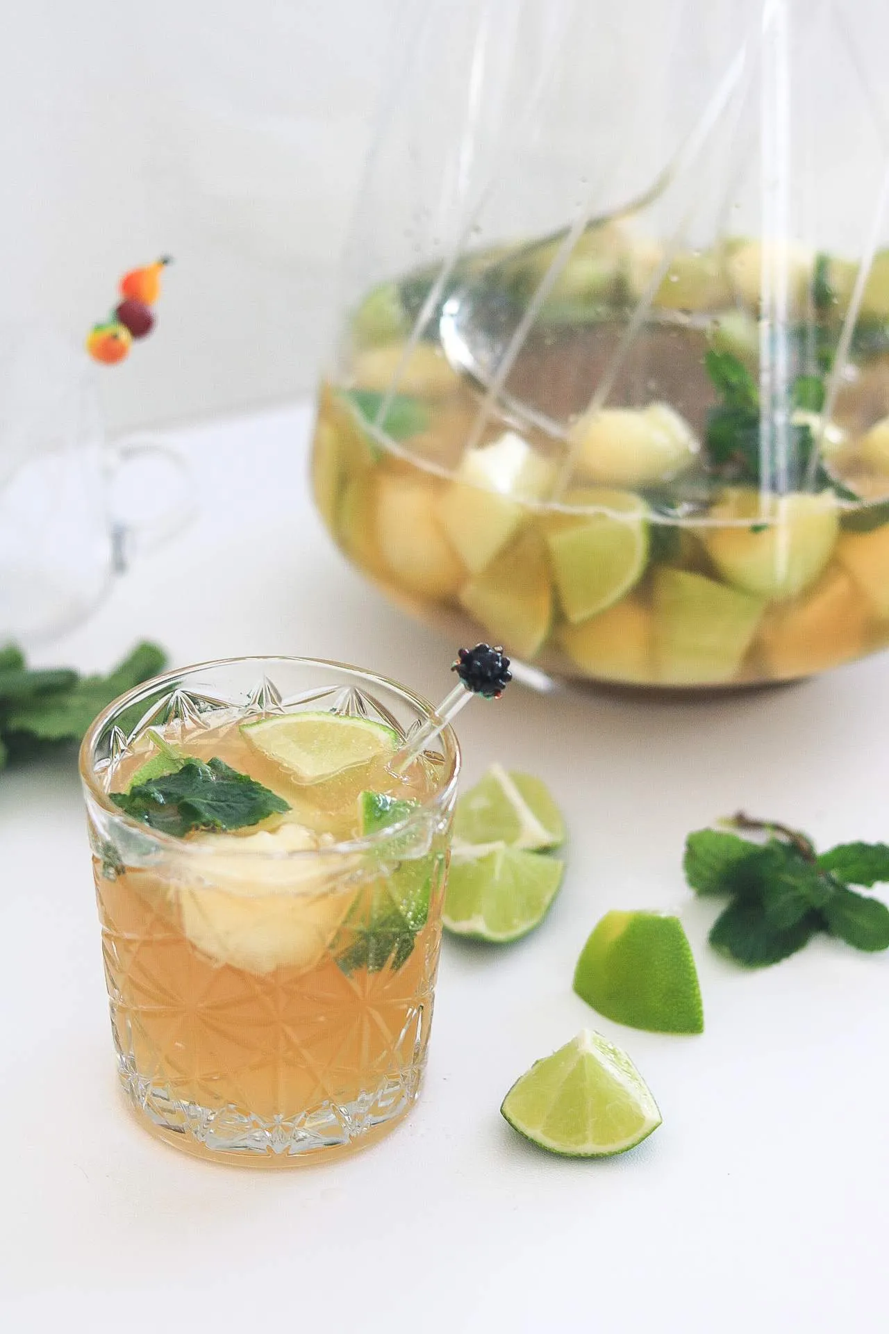 Eine frisch zubereitete Caipirinha Bowle alkoholfrei mit Limettenscheiben und Melonenkugeln