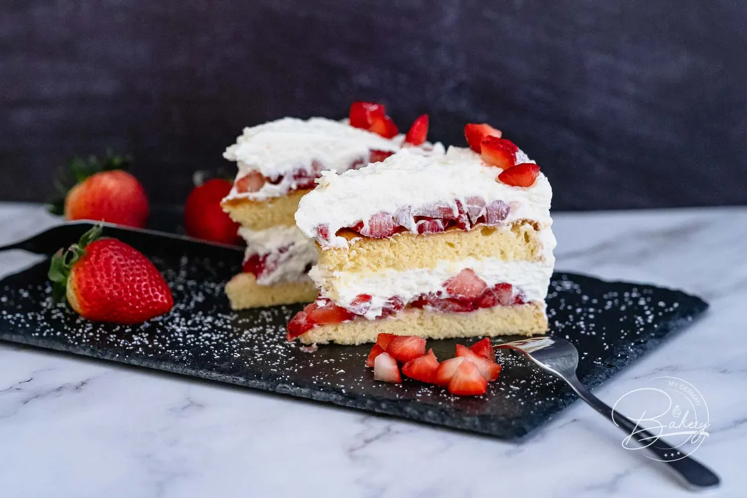 Eine frisch zubereitete Erdbeer-Sahne-Torte mit glänzenden Erdbeeren und cremiger Sahne, bereit zum Genießen auf einer weißen Tortenplatte.