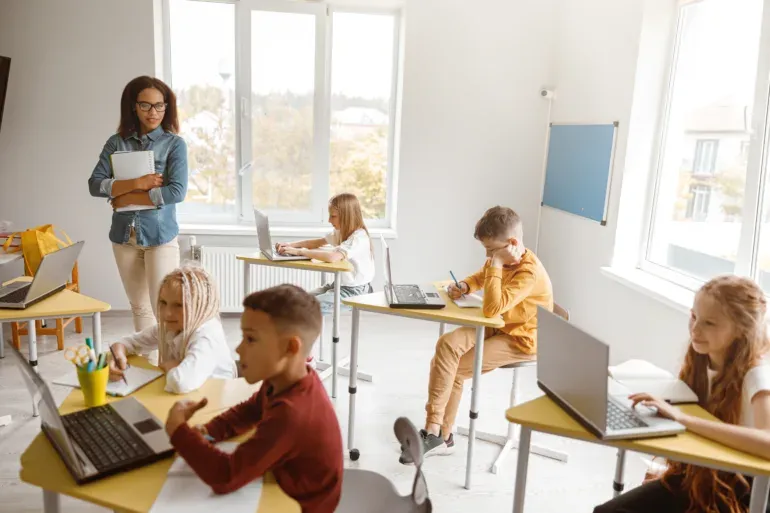Eine fröhliche Schülerin schreibt während einer Schulstunde