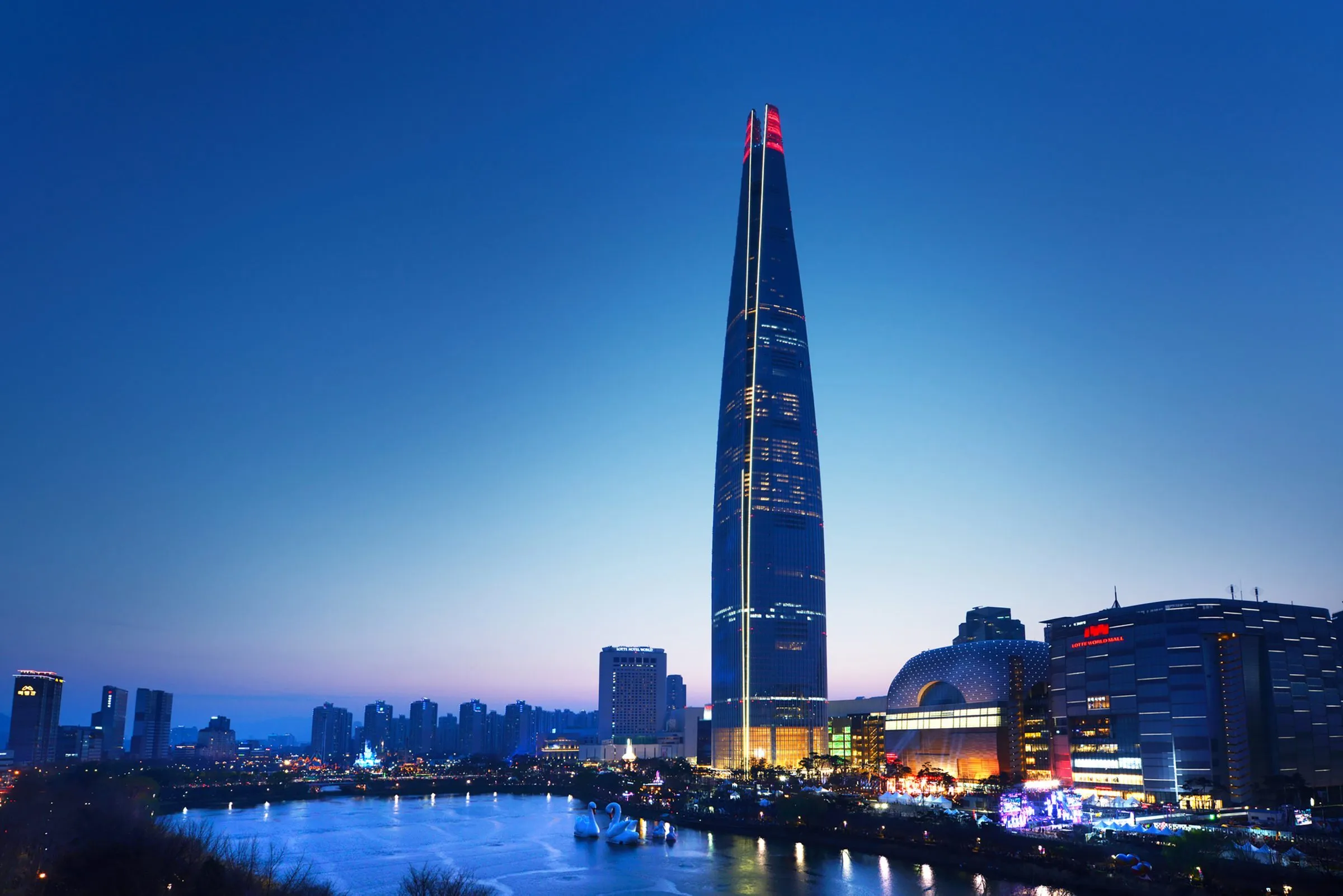 Eine futuristische Skyline in Seoul bei Nacht, die die Potenziale digitaler und Augmented-Reality-Reiseerlebnisse in modernen Städten verdeutlicht.