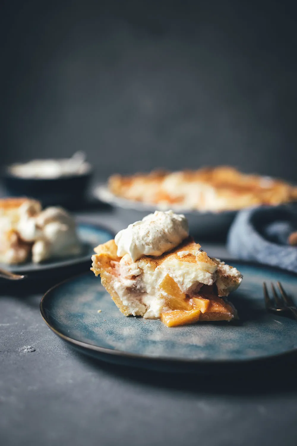 Eine Gesamtansicht des Peaches and Cream Pie mit reichlich frischen Pfirsichen und cremiger Füllung, ideal für ein Pfirsichkuchen Rezept.