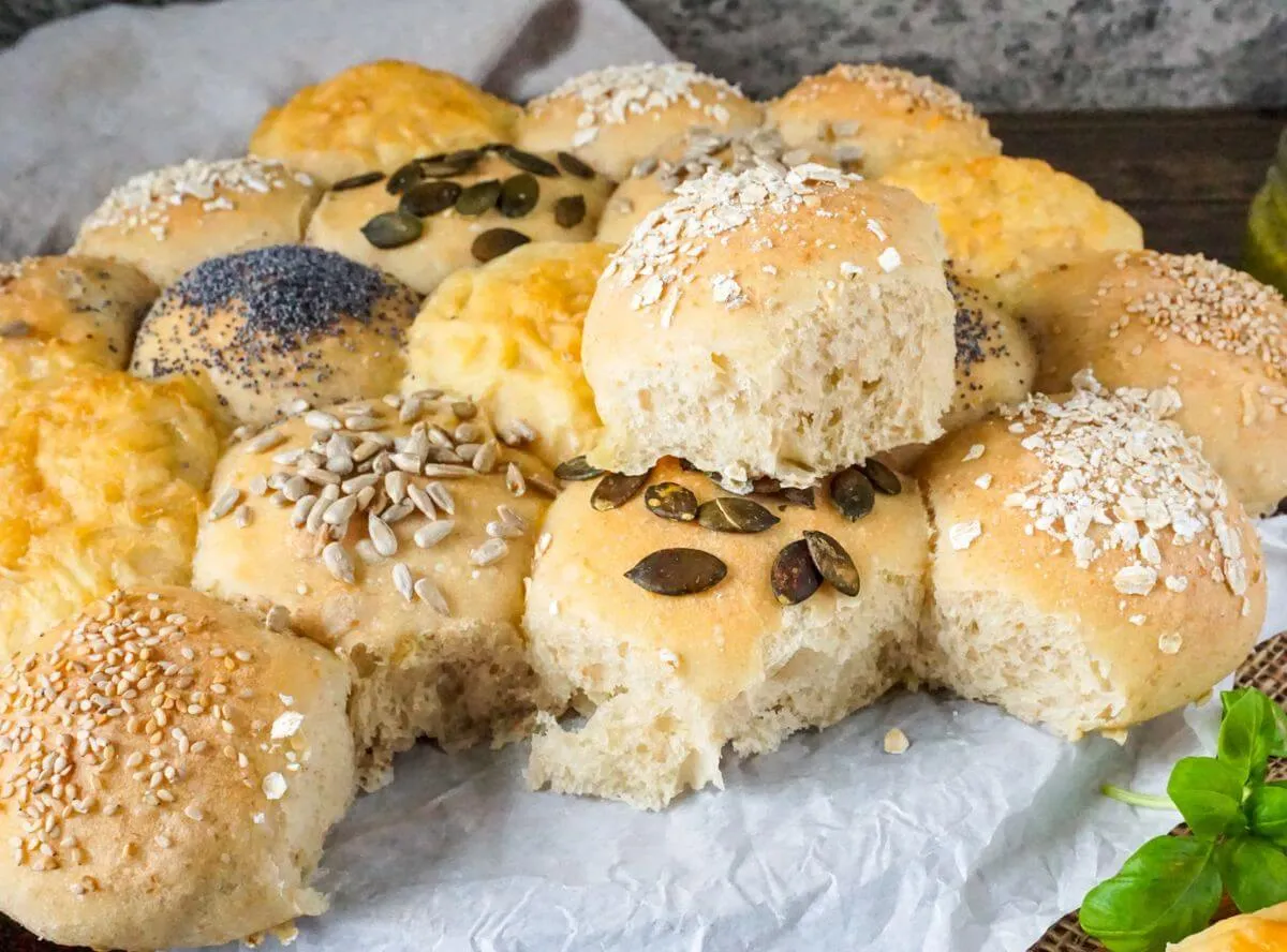 Eine goldbraune Partysonne aus Hefeteig, ideal für Feste und Feiern.