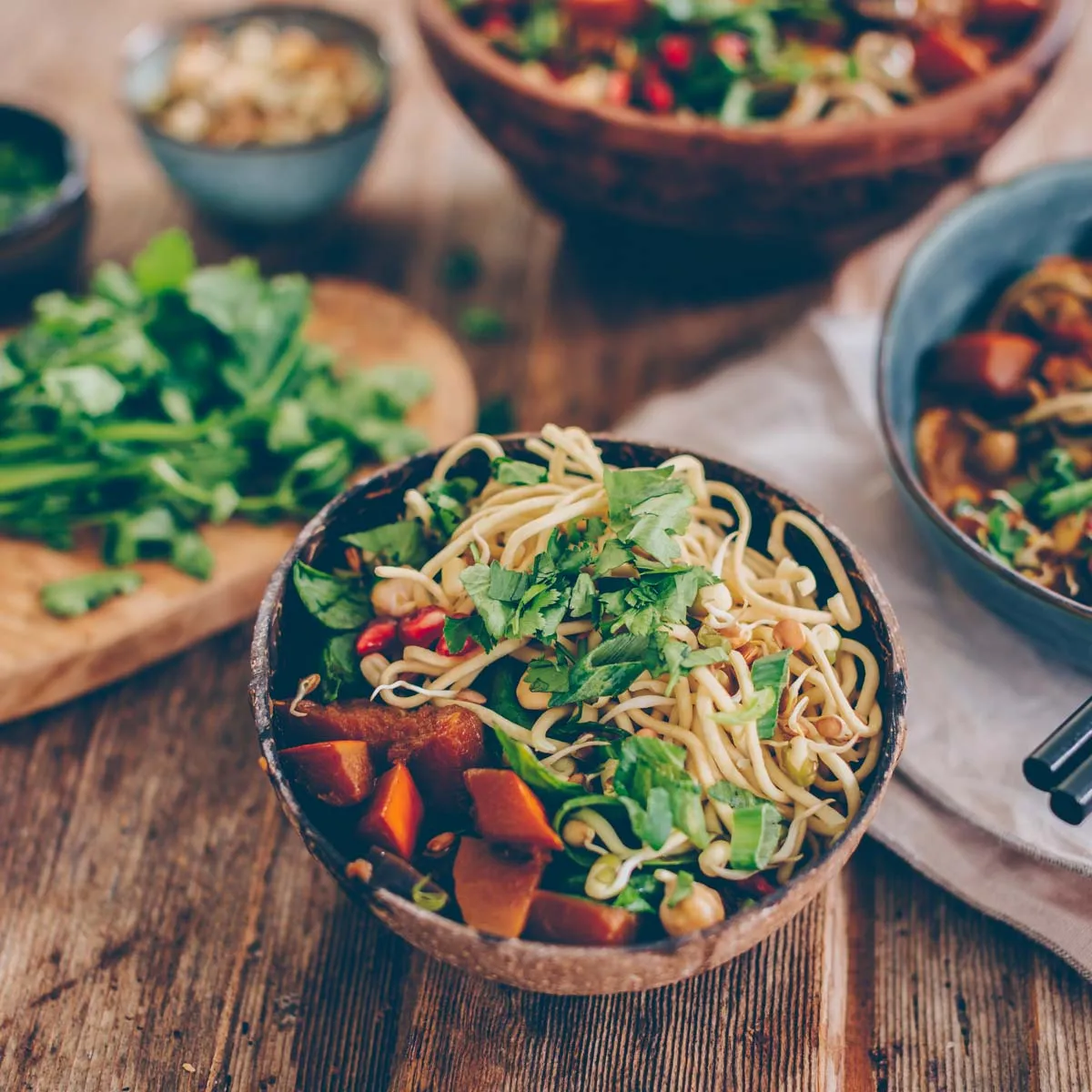 Eine Großaufnahme von Mie-Nudeln, die die Textur und die Art und Weise hervorhebt, wie sie die Curry-Sauce aufnehmen.