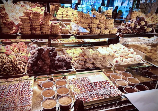Eine große Auswahl an farbenfrohen türkischen Süßspeisen und Baklava in der Vitrine des Öz-Tat Cafés