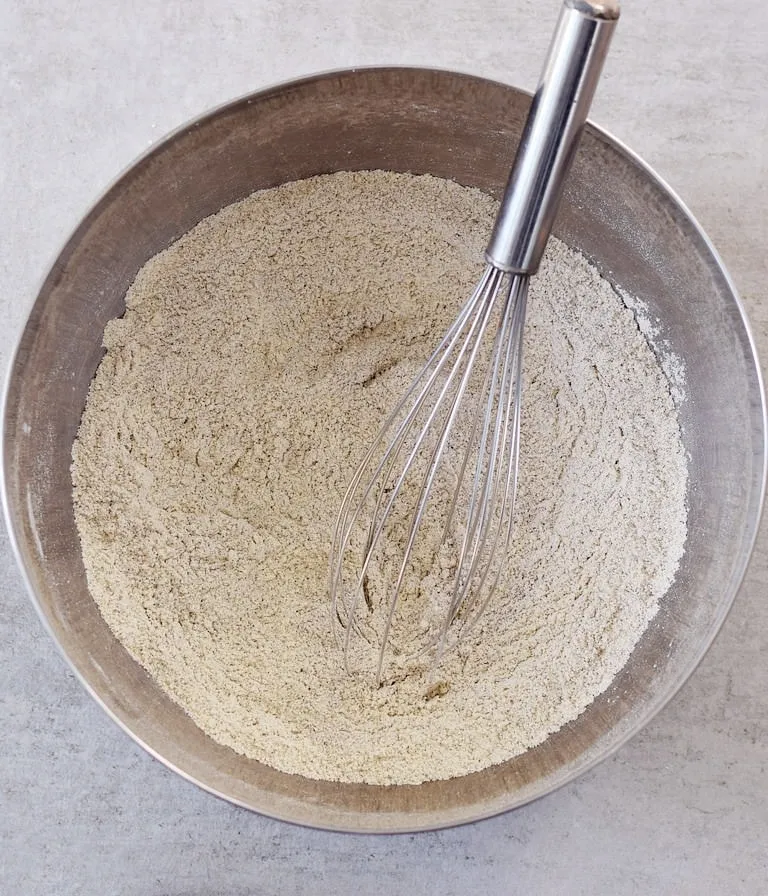 Eine große Schüssel mit einer sorgfältig abgemessenen glutenfreien Mehlmischung, bereit zur weiteren Verarbeitung
