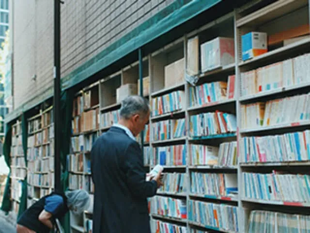 Eine Gruppe Senioren steht fröhlich am Meer, typisch für eine entspannte Seniorenreise mit kulturellen Erkundungen.