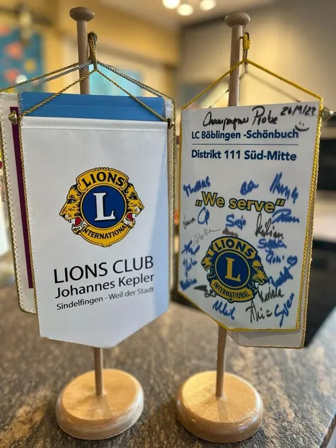 Eine Gruppe von Genießern stößt mit Sektgläsern an