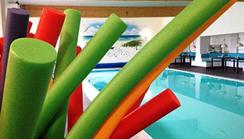 Eine Gruppe von Menschen nimmt an einem Gymnastikkurs teil, der aktive Bewegung und Gesundheit fördert