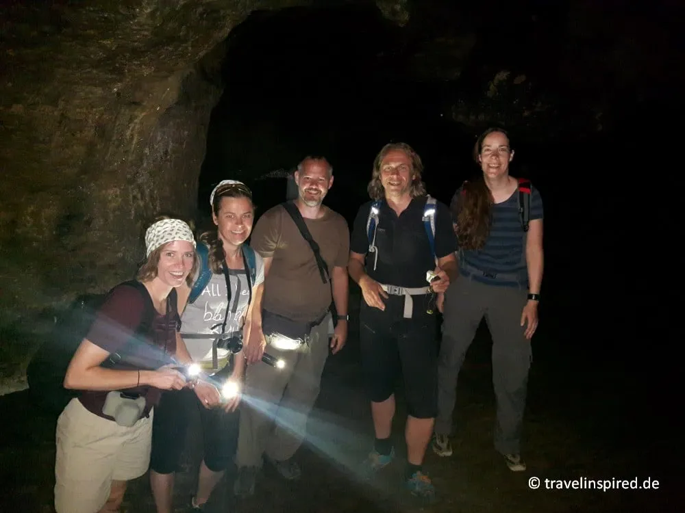 Eine Gruppe von Personen steht in der Geislochhöhle im Nürnberger Land