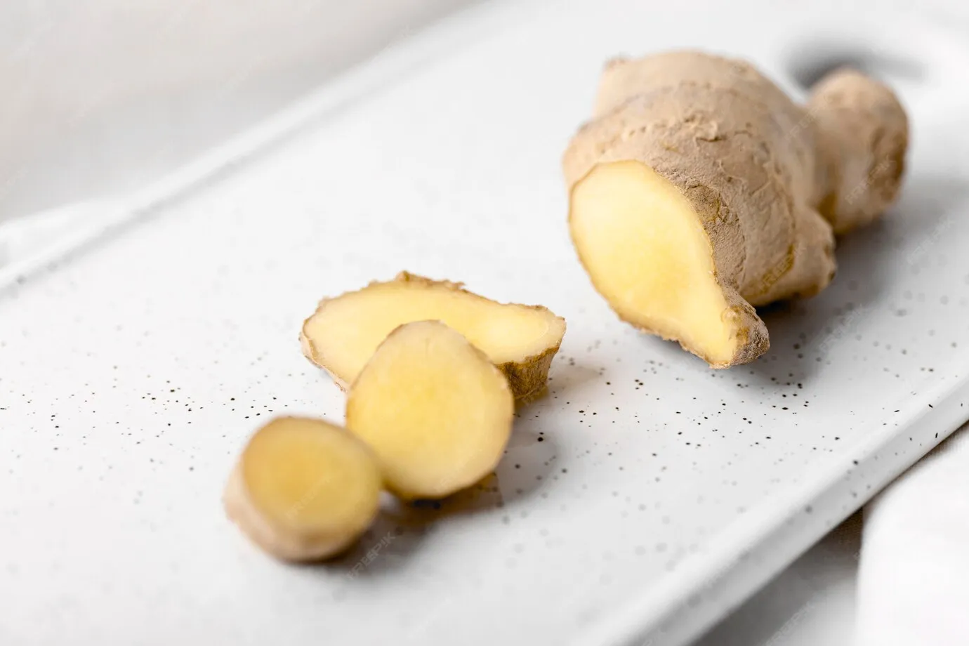 Eine Gruppe von Selbstständigen berät sich über ihre Altersvorsorgeoptionen.